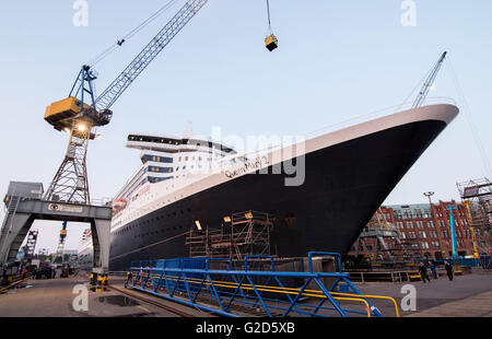 Hamburg, Deutschland. 27. Mai 2016. Das Kreuzfahrtschiff "Queen Mary 2" Docks auf der Werft Blohm Voss in Hamburg, Deutschland, 27. Mai 2016. Modernisierung und Reparaturarbeiten in der Werft beginnt und dauert bis 17. Juni 2016. Foto: DANIEL BOCKWOLDT/Dpa/Alamy Live News Stockfoto