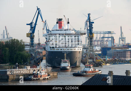 Hamburg, Deutschland. 27. Mai 2016. Das Kreuzfahrtschiff "Queen Mary 2" Docks auf der Werft Blohm Voss in Hamburg, Deutschland, 27. Mai 2016. Modernisierung und Reparaturarbeiten in der Werft beginnt und dauert bis 17. Juni 2016. Foto: DANIEL BOCKWOLDT/Dpa/Alamy Live News Stockfoto