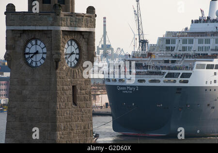 Hamburg, Deutschland. 27. Mai 2016. Das Kreuzfahrtschiff "Queen Mary 2" Docks auf der Werft Blohm Voss in Hamburg, Deutschland, 27. Mai 2016. Modernisierung und Reparaturarbeiten in der Werft beginnt und dauert bis 17. Juni 2016. Foto: DANIEL BOCKWOLDT/Dpa/Alamy Live News Stockfoto