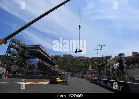 Monte Carlo, Monaco. 28. Mai 2016. F1 Grand Prix von Monaco, Qualifikation Sessions am Samstag. Red Bull Racing RB12 – Max Verstappen, der stürzte im 1. Quartal sieht sein Auto Track mit einem Kran Credit abgenommen: Action Plus Sport/Alamy Live News Stockfoto