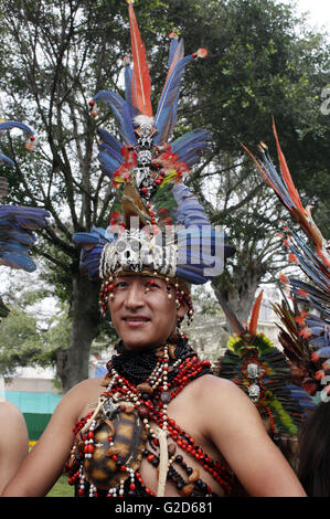 Lima, Peru. 27. Mai 2016. Ein Tänzer von der "Tanz des Tulumayos" beteiligt sich an der Einführung des "San Juan Festival 2016" in der Gemeinde Stadtteil Miraflores, einem Viertel in Lima, Peru, am 27. Mai 2016. Laut der lokalen Presse, der Amazonas interregionale Rat (CIAM, für seine Abkürzung in Spanisch) durch den Amazonas Abteilungen wie Amazon, Huanuco, Loreto, Madre De Dios, San Martin und Ucayali, integriert in die Einleitung der Feierlichkeiten von San Juan im Amazonas "San Juan Festival 2016" teilnehmen. © Luis Camacho/Xinhua/Alamy Live-Nachrichten Stockfoto