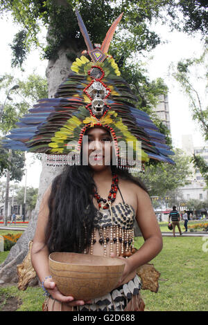 Lima, Peru. 27. Mai 2016. Ein Tänzer von der "Tanz des Tulumayos" beteiligt sich an der Einführung des "San Juan Festival 2016" in der Gemeinde Stadtteil Miraflores, einem Viertel in Lima, Peru, am 27. Mai 2016. Laut der lokalen Presse, der Amazonas interregionale Rat (CIAM, für seine Abkürzung in Spanisch) durch den Amazonas Abteilungen wie Amazon, Huanuco, Loreto, Madre De Dios, San Martin und Ucayali, integriert in die Einleitung der Feierlichkeiten von San Juan im Amazonas "San Juan Festival 2016" teilnehmen. © Luis Camacho/Xinhua/Alamy Live-Nachrichten Stockfoto