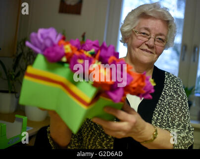 Berlin, Deutschland. 27. Mai 2016. Nina Gauss Papier zeigt, daß sie Blumen und Nachbarskinder haben auf dem Gelände der Emigranten Verein "Vision e.V." in Berlin, Deutschland, 27. Mai 2016. Die 80-Year-Old Russisch-Deutsche zog im Alter von 63 aus Novosibirsk nach Berlin. Foto: Britta Pedersen/Dpa/Alamy Live News Stockfoto