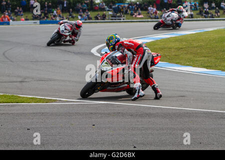 Donington Park, UK. 28. Mai 2016. #7 Chaz Davies stürzt von der Spitze der Rasse eine spannende Goddards Ecke Credit: Steven Reh/Alamy Live News Stockfoto