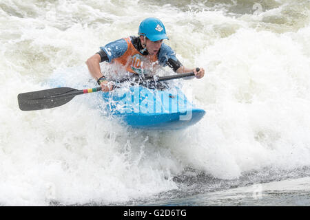 Plattling, Deutschland. 28. Mai 2016. Kanu-Freestyler Tom Lay Frankreichs Paddel auf der Isar während der Kanu Freestyle Europameisterschaft in Plattling, Deutschland, 28. Mai 2016. 111 Kanuten aus 14 Ländern konkurrieren in der Kanu-Freestyle-Europameisterschaft. Foto: ARMIN WEIGEL/Dpa/Alamy Live-Nachrichten Stockfoto