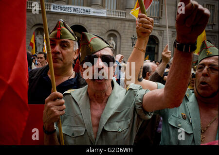 Barcelona, Katalonien, Spanien. 28. Mai 2016. Ein veteran Armee Mitglied La Legion schreien Parolen in Barcelona. Erfahrene Mitglieder des La Legion (eine Eliteeinheit der spanischen Armee) März Geschrei Proklamationen für die Einheit der spanischen und katalanischen Separatisten. Während des Marsches riefen sie auch zahlreichen Proklamationen gegen den Bürgermeister von Barcelona (Ada Colau) und gegen den Präsidenten Kataloniens. © Jordi Boixareu/ZUMA Draht/Alamy Live-Nachrichten Stockfoto