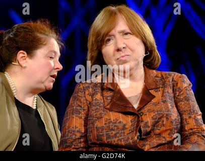 Hay Festival - Mai 2016 - Journalist, Autor und Literaturnobelpreisträger Swetlana Alexijewitsch auf der Bühne mit Ihrem Übersetzer über ihre jüngsten Arbeiten zweite Hand Zeit reden. Stockfoto