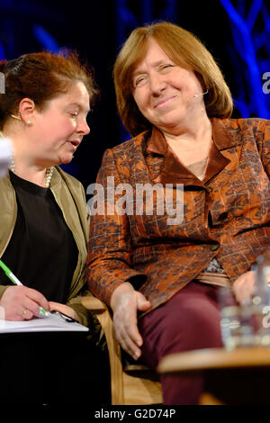 Hay Festival, Wales, Großbritannien - Mai 2016 - Journalist, Autor und Literaturnobelpreisträger Swetlana Alexijewitsch auf der Bühne mit Ihrem Übersetzer über ihre jüngsten Arbeiten zweite Hand Zeit reden. Stockfoto