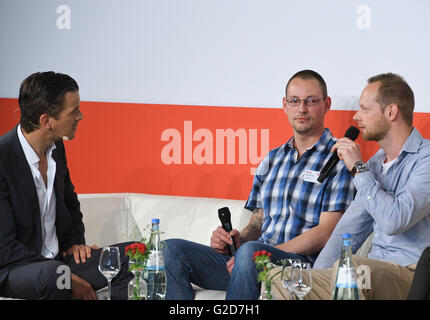 Berlin, Deutschland. 27. Mai 2016. Gastgeber Markus Lanz (L) spricht im Rahmen einer Pressekonferenz der deutschen Knochenmark Spender Zentrum (DKMS) mit Stammzell-Spender, Christian und Thomas Hinz (r) in Berlin, Deutschland, 27. Mai 2016. Der Anlass für Pressekonferenz war der 25. Jahrestag der Organisation, die kümmert sich um Menschen mit Arten von Blutkrebs. Bei der Veranstaltung hatte zwei Stammzell-Spender Spenden für einen Amerikaner gemacht. Foto: Soeren Stache/Dpa/Alamy Live News Stockfoto