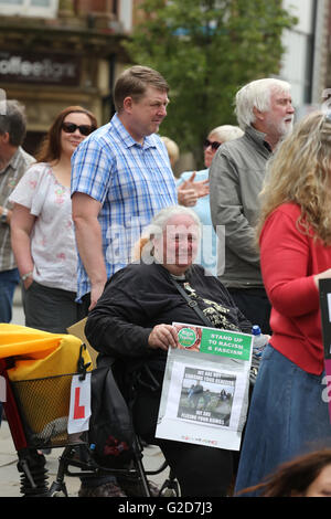 Wigan, England. 28. Mai 2016. Ein Demonstrant hält ein Plakat "Stehen bis zu Rassismus und Faschismus" liest in Wigan, England, 28. Mai 2016 Credit: Barbara Koch/Alamy Live News Stockfoto