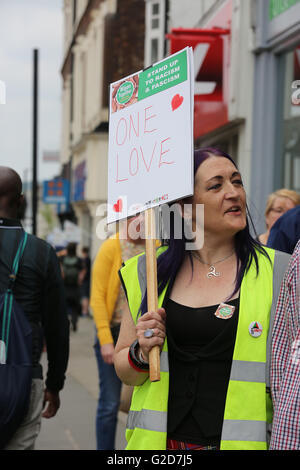 Wigan, England. 28. Mai 2016. Ein Demonstrant hält ein Plakat der "One Love" lautet in Wigan, England, 28. Mai 2016 Credit: Barbara Koch/Alamy Live News Stockfoto