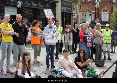 Wigan, England. 28. Mai 2016. Anti-Rassisten versammeln sich zu einer Kundgebung in Wigan, England, 28. Mai 2016 Credit: Barbara Koch/Alamy Live News Stockfoto