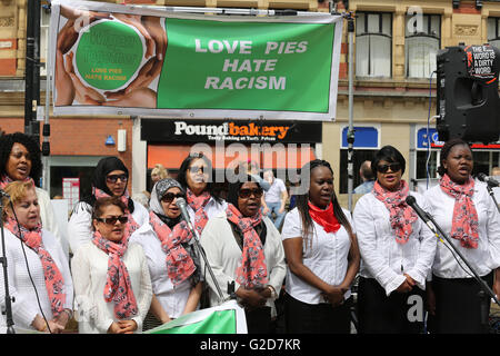 Wigan, England. 28. Mai 2016. Asyl Suchende zusammen Frauenchor in Wigan, England, 28. Mai 2016 Credit: Barbara Koch/Alamy Live-Nachrichten Stockfoto