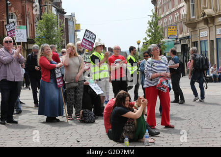 Wigan, England. 28. Mai 2016. Anti-Rassismus-Rallye in Wigan, England, 28. Mai 2016 Credit: Barbara Koch/Alamy Live News Stockfoto