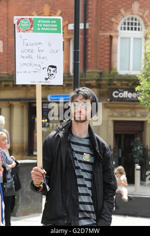 Wigan, England. 28. Mai 2016. Ein Mann stand mit einem Plakat, das liest "Faschismus ist schlimmer für unsere Gesundheit als das Rauchen" in Wigan, UK, 28. Mai 2016 Credit: Barbara Koch/Alamy Live News Stockfoto