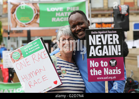 Wigan, England. 28. Mai 2016. MEP Julie Ward und Schüler Jean Marie Nkera in Wigan, England, 28. Mai 2016 Credit: Barbara Koch/Alamy Live News Stockfoto