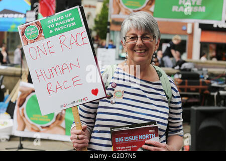 Wigan, England. 28. Mai 2016. MEP Julie Ward schließt sich eine Anti-Rassismus-Rallye in Wigan, England, 28. Mai, 2016 Credit: Barbara Koch/Alamy Live News Stockfoto