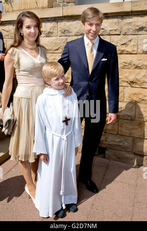 Nommern, 28.05.2016 Prinz Louis, Prinzessin Tessy und Prinz Noah erste Heilige Kommunion von seiner königlichen Hoheit Prinz Noah an der Kirche von Nommern, Sohn von Prinz Louis und Tessy Prinzessin von Luxemburg RPE/Albert Nieboer/Niederlande OUT - kein Draht-SERVICE - Stockfoto