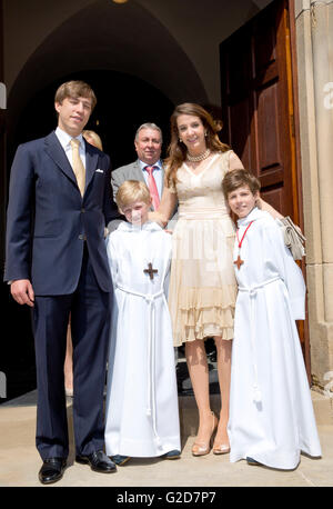 Nommern, 28.05.2016 Prinz Louis, PrincessTessy, Prinz Noah und Prinz Gabriel erste Heilige Kommunion von seiner königlichen Hoheit Prinz Noah an der Kirche von Nommern, Sohn von Prinz Louis und Tessy Prinzessin von Luxemburg RPE/Albert Nieboer/Niederlande OUT - kein Draht-SERVICE - Stockfoto