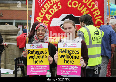 Wigan, England. 28. Mai 2016. Nahella Ashraf und ein weiterer Demonstrant, halten Plakate hoch die gelesen "Flüchtlinge willkommen hier" in Wigan, England, 28. Mai 2016 Credit: Barbara Koch/Alamy Live News Stockfoto