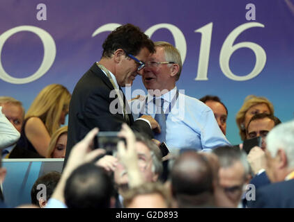 Mailand, Italien. 28. Mai 2016. Fabio Capello (L), spricht Trainer der Fußball-Nationalmannschaft von Russland mit Sir Alex Ferguson auf der Tribüne der UEFA Champions League Finale zwischen Real Madrid und Atletico Madrid im Stadio Giuseppe Meazza in Mailand, Italien, 28. Mai 2016. Foto: Christian Charisius/Dpa/Alamy Live News Stockfoto