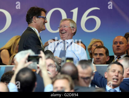 Mailand, Italien. 28. Mai 2016. Fabio Capello, spricht Trainer der Fußball-Nationalmannschaft von Russland mit Sir Alex Ferguson neben spanischen König Felipe VI auf der Tribüne der UEFA Champions League Finale zwischen Real Madrid und Atletico Madrid im Stadio Giuseppe Meazza in Mailand, Italien, 28. Mai 2016. Foto: Christian Charisius/Dpa/Alamy Live News Stockfoto