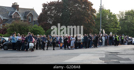 Salisbury, UK. 28. Mai 2016. Die Öffentlichkeit wurden aus Salisbury Station evakuiert, wenn streckenseitigen Feuer verhindert die Flying Scotsman verlassen der Station Credit: David Betteridge/Alamy Live News Stockfoto