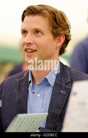 Hay Festival - Samstag, 28. Mai 2016 - Autor Alec Ross ein Technologie-Politik-Experte, Senior Advisor for Innovation, US-Außenministerin Hillary Clinton für die Dauer ihrer Amtszeit war als Staatssekretär Exemplare seines Buches The Zukunftsbranchen in der Festival-Buchhandlung unterzeichnet. Stockfoto