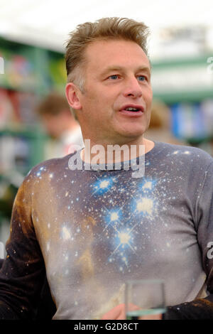 Heu-Festival - Mai 2016 - Autor, Sender und Wildlife-Champion Chris Packham in der Festival-Buchhandlung, Kopien seines neuesten Buches für Kinder mit dem Titel erstaunliche Tier Reisen zu unterzeichnen. Stockfoto