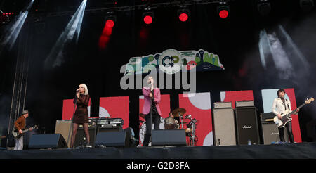 Southampton, UK. 28. Mai 2016. Primal Scream erklingt in Southampton gemeine Volk.  1982 in Glasgow von Bobby Gillespie (Gesang) und Jim Beattie gegründete ursprünglich schottischen Rockband. Das aktuelle Lineup besteht aus Gillespie, Andrew Innes (Gitarre), Martin Duffy (Keyboards), Simone Butler (Bass) und Darrin Mooney (Schlagzeug). Barrie Cadogan tourte und nahm mit der Band seit 2006 als Ersatz nach dem Weggang des Gitarristen Robert "Pochen" Young. Bildnachweis: Uknip/Alamy Live-Nachrichten Stockfoto