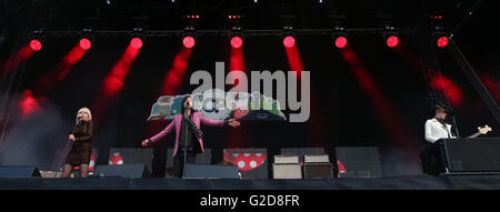 Southampton, UK. 28. Mai 2016. Primal Scream erklingt in Southampton gemeine Volk.  1982 in Glasgow von Bobby Gillespie (Gesang) und Jim Beattie gegründete ursprünglich schottischen Rockband. Das aktuelle Lineup besteht aus Gillespie, Andrew Innes (Gitarre), Martin Duffy (Keyboards), Simone Butler (Bass) und Darrin Mooney (Schlagzeug). Barrie Cadogan tourte und nahm mit der Band seit 2006 als Ersatz nach dem Weggang des Gitarristen Robert "Pochen" Young. Bildnachweis: Uknip/Alamy Live-Nachrichten Stockfoto