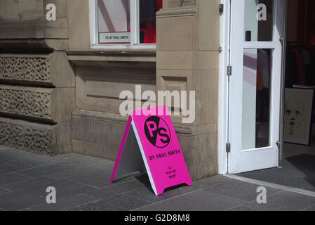 Glasgow, Vereinigtes Königreich. 28. Mai 2016.     Der legendäre britischen Designer Paul Smith hat seinen ersten jemals schottischen laden, ein Pop-up-Konzept-Shop eröffnet, Whuch öffnet sich für eine sechsmonatige ausgeführt. Sein besonderes Gefühl für die Stadt vor kurzem war hervorgehoben in seinem "Hallo, mein Name ist Paul Smith" Ausstellung, die Anfang dieses Jahres in "The Lighthouse" Designcenter lief.     Bildnachweis: Gerard Fähre/Alamy Live News Stockfoto