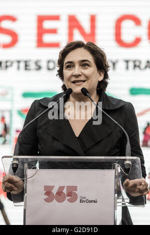 Barcelona, Katalonien, Spanien. 28. Mai 2016. Bürgermeisterin ADA COLAU spricht, während der erste Jahrestag Akt feiert Amtsantritt Barcelonas Bürgermeister an die Fans unter dem Motto "365 stirbt En Comu" © Matthias Oesterle/ZUMA Draht/Alamy Live News Stockfoto