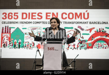 Barcelona, Katalonien, Spanien. 28. Mai 2016. Bürgermeisterin ADA COLAU spricht, während der erste Jahrestag Akt feiert Amtsantritt Barcelonas Bürgermeister an die Fans unter dem Motto "365 stirbt En Comu" © Matthias Oesterle/ZUMA Draht/Alamy Live News Stockfoto
