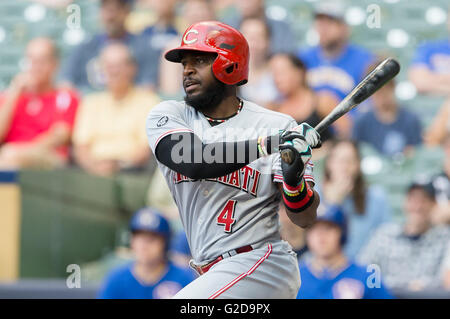 Milwaukee, WI, USA. 27. Mai 2016. Cincinnati Reds zweiter Basisspieler Brandon Phillips #4 in Aktion während der Major League Baseball Spiel zwischen den Milwaukee Brewers und den Cincinnati Reds im Miller Park in Milwaukee, Wisconsin. Brauer besiegte die Reds 9-5. John Fisher/CSM/Alamy Live-Nachrichten Stockfoto