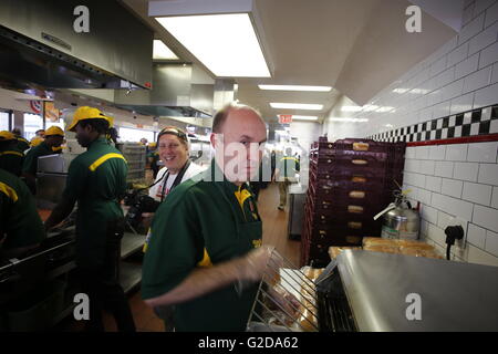 New York City, USA. 28. Mai 2016. Michael Smithers, als Operations Director in Nathans, Sydney Australia, bekommt einige Erfahrung in der Flagship-Store. Coney Island Wahrzeichen Einrichtung Nathan Famous feierte seinen hundertjährigen Geburtstag mit 5 Cent-Hot-Dogs mit Tausenden auf einem heißen Brooklyn Morgen. © Andy Katz/Pacific Press/Alamy Live-Nachrichten Stockfoto