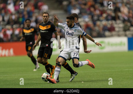 Vancouver, Kanada. 28 Mai 2016. Vancouver Whitecaps Mittelfeldspieler Pedro Morales (77) kämpfen um den Ball zu halten. Vancouver Whitecaps gegen Houston Dynamo, BC Place Stadium. Endstand 1: 1.  Bildnachweis: Gerry Rousseau/Alamy Live-Nachrichten Stockfoto