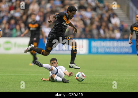 Vancouver, Kanada. 28 Mai 2016. Houston Dynamo Mittelfeldspieler Sheanon Williams (22) springt über ein Vancouver-Spieler, den Ball zu bekommen. Vancouver Whitecaps gegen Houston Dynamo, BC Place Stadium.  Endstand 1: 1. Bildnachweis: Gerry Rousseau/Alamy Live-Nachrichten Stockfoto