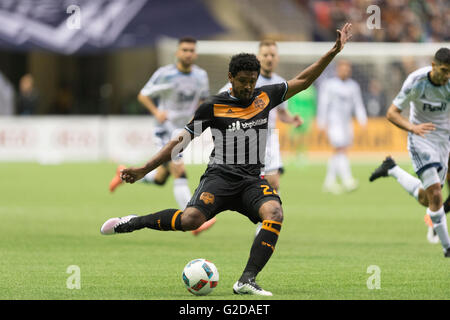 Vancouver, Kanada. 28 Mai 2016. Houston Dynamo Mittelfeldspieler Sheanon Williams (22) mit dem Ball. Vancouver Whitecaps gegen Houston Dynamo, BC Place Stadium.  Endstand 1: 1. Bildnachweis: Gerry Rousseau/Alamy Live-Nachrichten Stockfoto