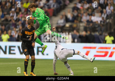 Vancouver, Kanada. 28 Mai 2016. Houston Dynamo Torwart Tyler Deric (1), einen Sprung, den Ball zu greifen. Vancouver Whitecaps gegen Houston Dynamo, BC Place Stadium. Endstand 1: 1.  Bildnachweis: Gerry Rousseau/Alamy Live-Nachrichten Stockfoto