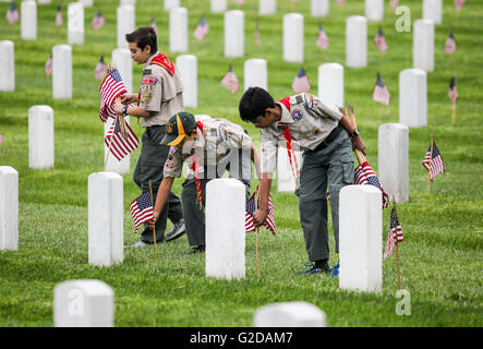 Los Angeles, USA. 28. Mai 2016. Pfadfinder tragen US-Fahnen, auf jedes Grab auf der Los Angeles National Cemetery, zum Memorial Day in Los Angeles, Kalifornien, USA, 28. Mai 2016 zu Pflanzen. © Zhao Hanrong/Xinhua/Alamy Live-Nachrichten Stockfoto