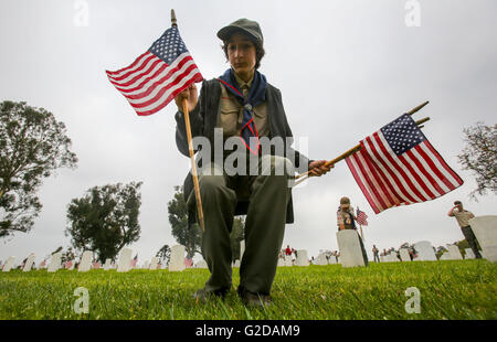Los Angeles, USA. 28. Mai 2016. Pfadfinder tragen US-Fahnen, auf jedes Grab auf der Los Angeles National Cemetery, zum Memorial Day in Los Angeles, Kalifornien, USA, 28. Mai 2016 zu Pflanzen. © Zhao Hanrong/Xinhua/Alamy Live-Nachrichten Stockfoto