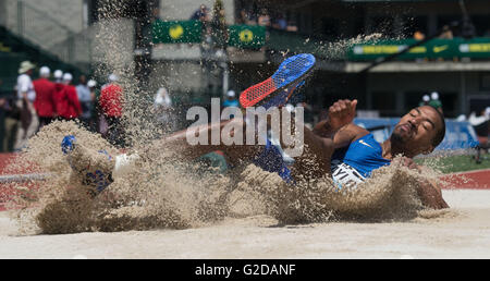 Eugene, USA. 28. Mai 2016. Christian Taylor der Vereinigten Staaten konkurriert während Männer Dreisprung Finale bei der 2016 IAAF Diamond League in Eugene, den Vereinigten Staaten, am 28. Mai 2016. Christian Taylor behauptete den Titel mit 17,76 m. © Yang Lei/Xinhua/Alamy Live-Nachrichten Stockfoto