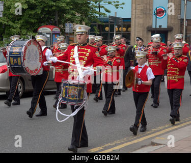 Glasgow, Scotland, UK 28. Mai. Die protestantischen marschierenden Saisonstart sah einen großen Marsch Trichter durch Glasgow heute mit einer starken Polizeipräsenz und Ordnungsdienst, die durch große Scharen von Einheimischen und Touristen beobachtet wurde, wie es seinen Weg in Richtung Finale in Glasgow Green in Vorbereitung für den 12. Juli feiern.  Bildnachweis: Gerard Fähre/Alamy Live-Nachrichten Stockfoto