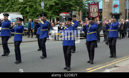 Glasgow, Scotland, UK 28. Mai. Die protestantischen marschierenden Saisonstart sah einen großen Marsch Trichter durch Glasgow heute mit einer starken Polizeipräsenz und Ordnungsdienst, die durch große Scharen von Einheimischen und Touristen beobachtet wurde, wie es seinen Weg in Richtung Finale in Glasgow Green in Vorbereitung für den 12. Juli feiern.  Bildnachweis: Gerard Fähre/Alamy Live-Nachrichten Stockfoto