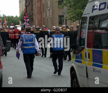 Glasgow, Scotland, UK 28. Mai. Die protestantischen marschierenden Saisonstart sah einen großen Marsch Trichter durch Glasgow heute mit einer starken Polizeipräsenz und Ordnungsdienst, die durch große Scharen von Einheimischen und Touristen beobachtet wurde, wie es seinen Weg in Richtung Finale in Glasgow Green in Vorbereitung für den 12. Juli feiern.  Bildnachweis: Gerard Fähre/Alamy Live-Nachrichten Stockfoto