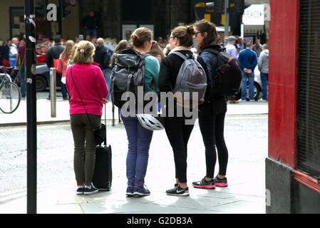 Glasgow, Scotland, UK 28. Mai. Die protestantischen marschierenden Saisonstart sah einen großen Marsch Trichter durch Glasgow heute mit einer starken Polizeipräsenz und Ordnungsdienst, die durch große Scharen von Einheimischen und Touristen beobachtet wurde, wie es seinen Weg in Richtung Finale in Glasgow Green in Vorbereitung für den 12. Juli feiern.  Bildnachweis: Gerard Fähre/Alamy Live-Nachrichten Stockfoto