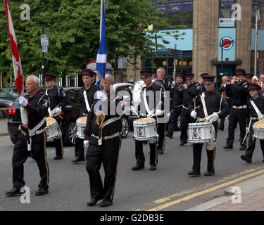 Glasgow, Scotland, UK 28. Mai. Die protestantischen marschierenden Saisonstart sah einen großen Marsch Trichter durch Glasgow heute mit einer starken Polizeipräsenz und Ordnungsdienst, die durch große Scharen von Einheimischen und Touristen beobachtet wurde, wie es seinen Weg in Richtung Finale in Glasgow Green in Vorbereitung für den 12. Juli feiern.  Bildnachweis: Gerard Fähre/Alamy Live-Nachrichten Stockfoto