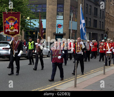 Glasgow, Scotland, UK 28. Mai. Die protestantischen marschierenden Saisonstart sah einen großen Marsch Trichter durch Glasgow heute mit einer starken Polizeipräsenz und Ordnungsdienst, die durch große Scharen von Einheimischen und Touristen beobachtet wurde, wie es seinen Weg in Richtung Finale in Glasgow Green in Vorbereitung für den 12. Juli feiern.  Bildnachweis: Gerard Fähre/Alamy Live-Nachrichten Stockfoto