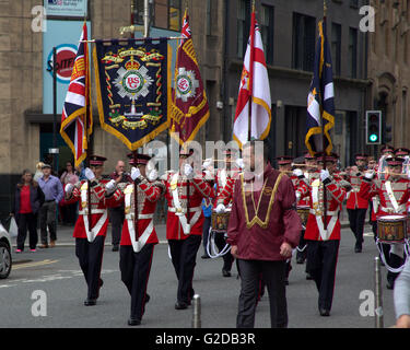 Glasgow, Scotland, UK 28. Mai. Die protestantischen marschierenden Saisonstart sah einen großen Marsch Trichter durch Glasgow heute mit einer starken Polizeipräsenz und Ordnungsdienst, die durch große Scharen von Einheimischen und Touristen beobachtet wurde, wie es seinen Weg in Richtung Finale in Glasgow Green in Vorbereitung für den 12. Juli feiern.  Bildnachweis: Gerard Fähre/Alamy Live-Nachrichten Stockfoto